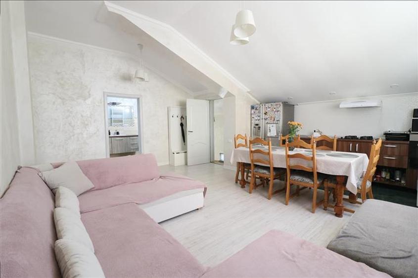 Apartament cu 3 camere decomandat, mobilat în Nicolina