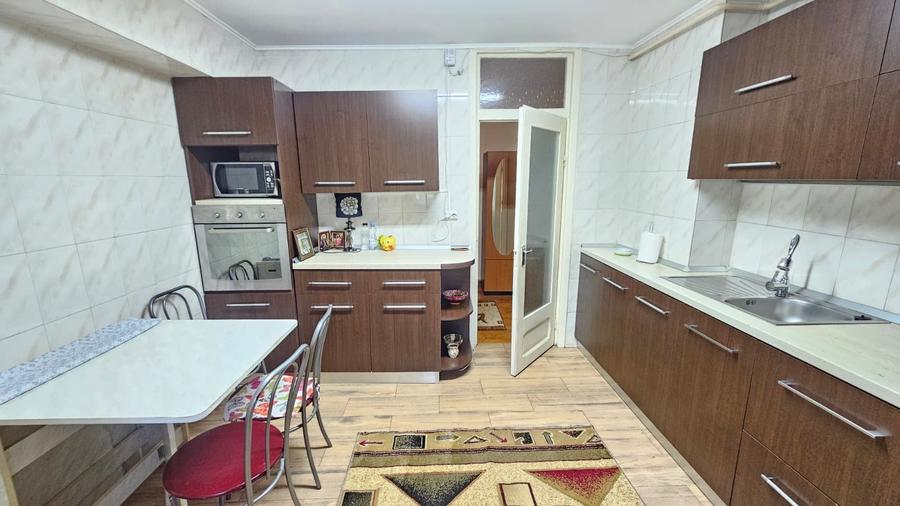 Apartament cu 3 camere decomandat în