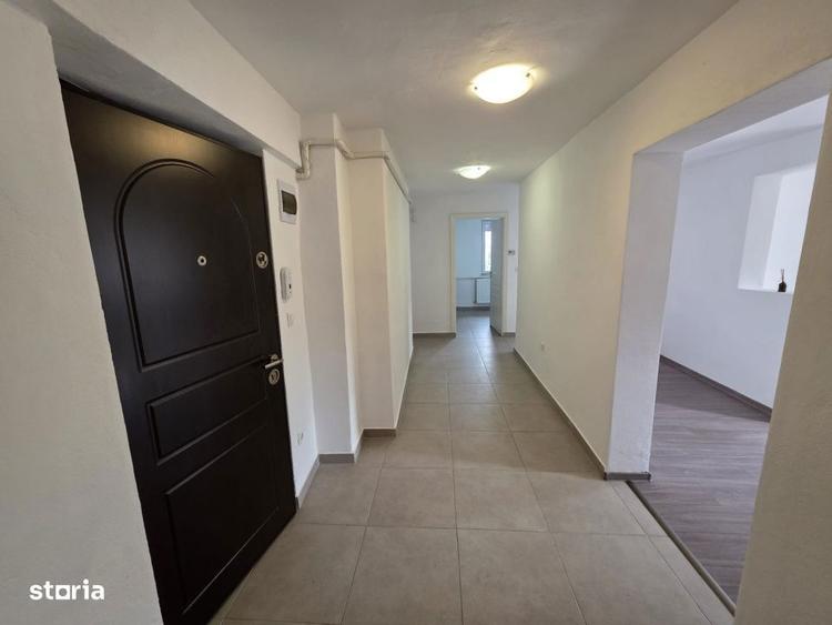 Apartament cu 3 camere semidecomandat în Independenței