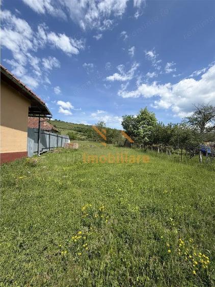 Teren de 1200 mp, în Roșia