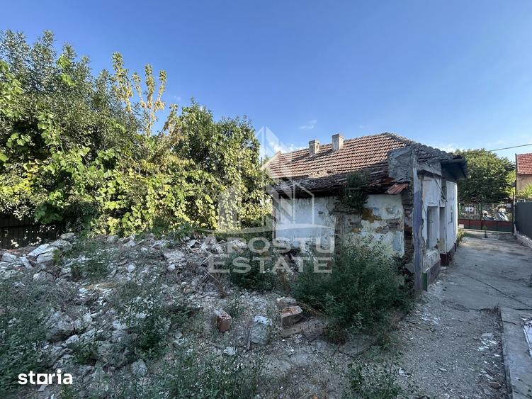 Teren intravilan 679 mp si casa demolabila, zona Crisan - 1