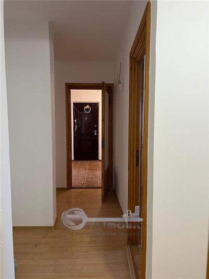 Apartament cu 3 camere decomandat în Nicolina