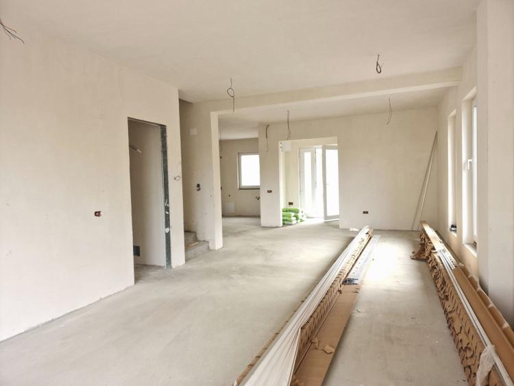 Duplex cu 4 camere cu Canalizare în Central