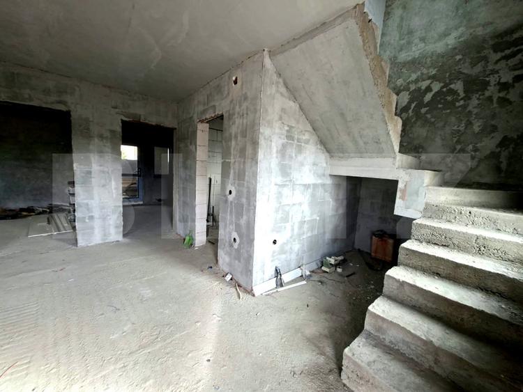 Casă individuală cu 4 camere cu Canalizare în Bariera Vâlcii
