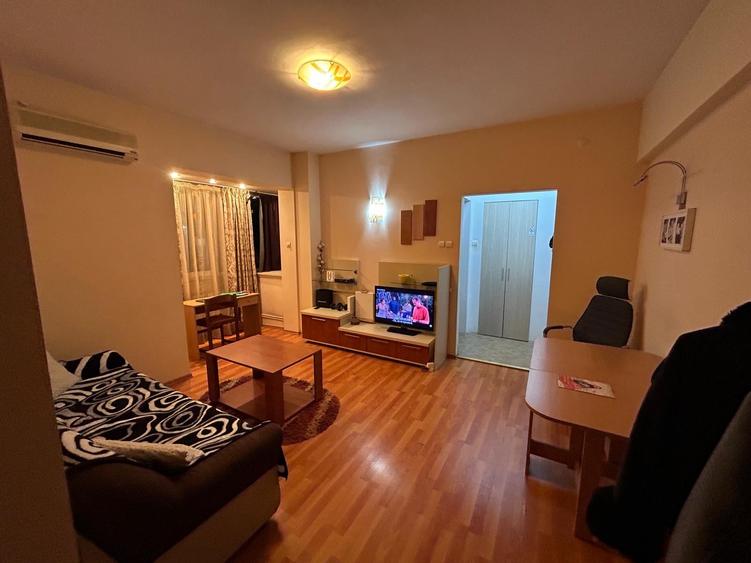 Apartament cu 2 camere semidecomandat în P-ța Universității