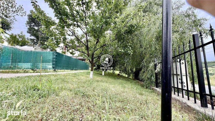 Casă cu 3 camere decomandat în Aroneanu