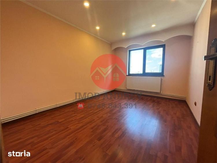 Apartament cu 3 camere decomandat în Vest