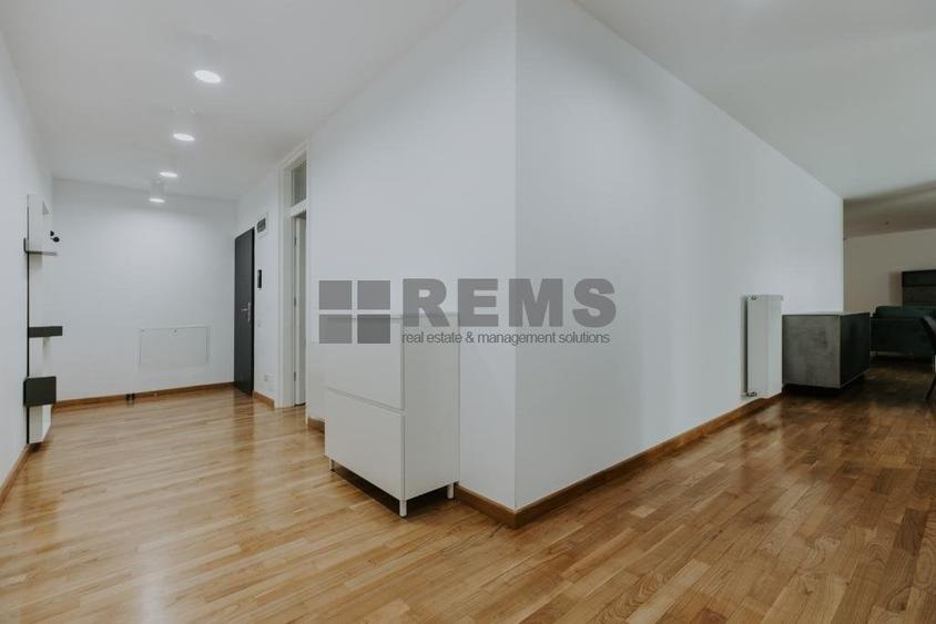 Apartament cu 3 camere semidecomandat, mobilat în Central