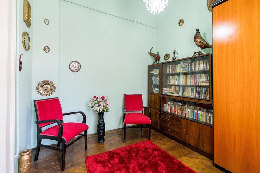 Casă individuală cu 6 camere cu Canalizare în Central