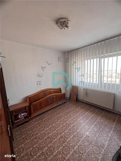 Apartament cu 3 camere decomandat în Astra