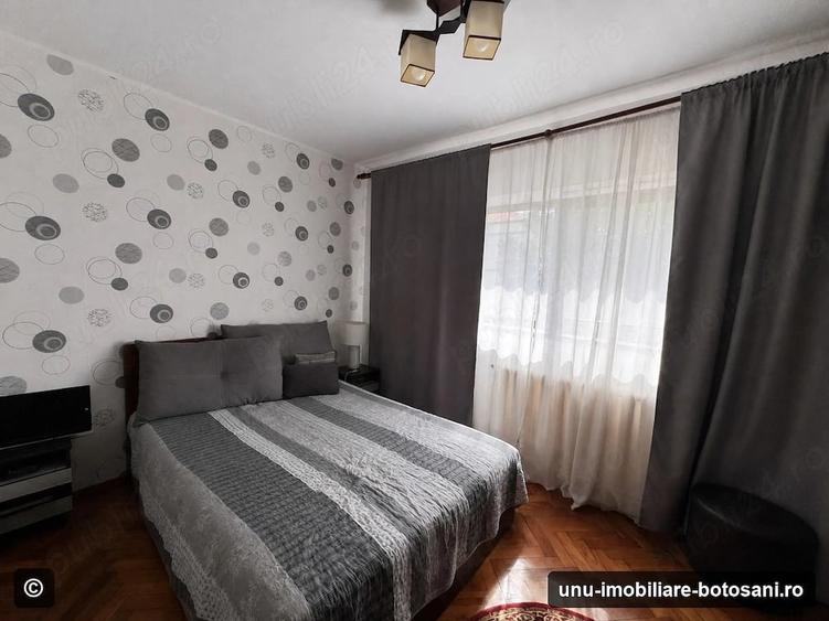 Apartament cu 4 camere decomandat în Central