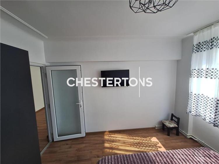 Apartament cu 3 camere semidecomandat în Independenței