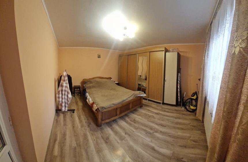 Casă individuală cu 6 camere cu Canalizare în Central