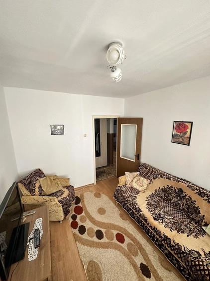 Apartament cu 3 camere decomandat în Coman
