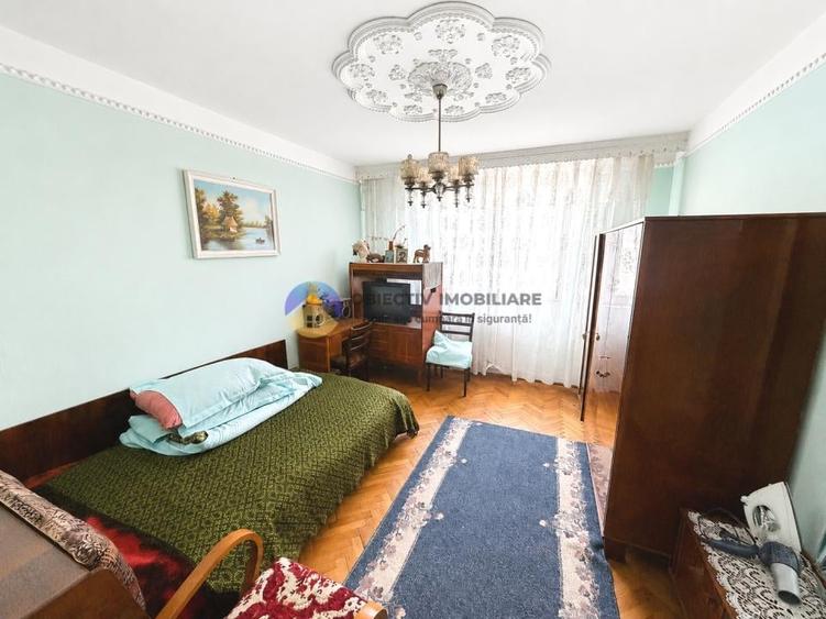 Apartament cu 4 camere semidecomandat în Mărăței