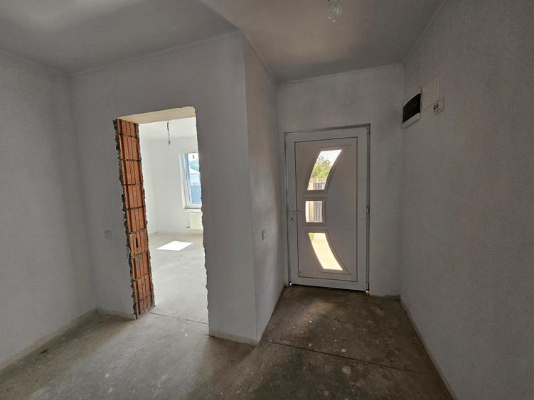 Duplex cu 4 camere cu Canalizare în Parța