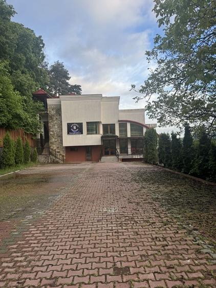 Casă cu 8 camere cu Teren 220 Mp în Central