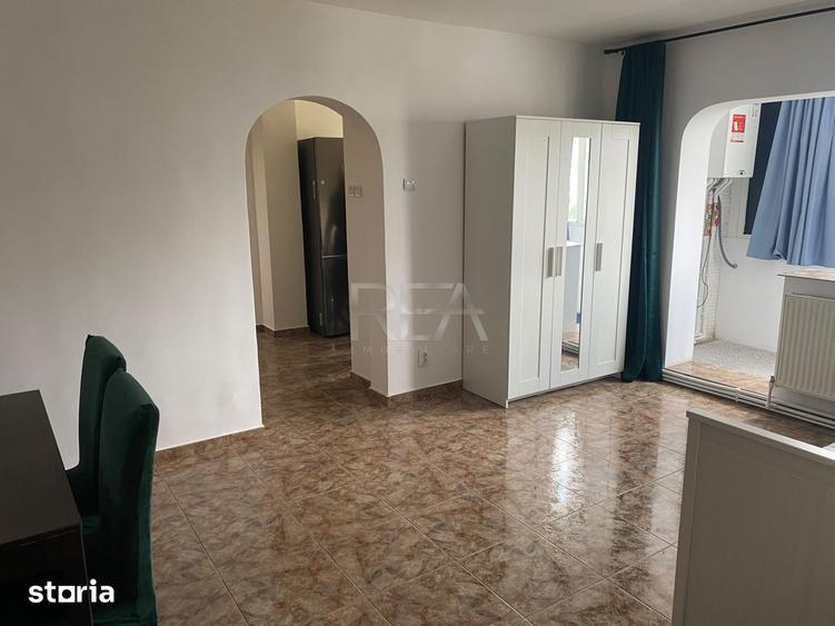 Apartament cu 4 camere semidecomandat în Tineretului