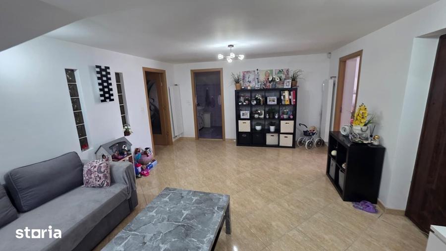 Casă cu 7 camere cu Teren 400 Mp în Central