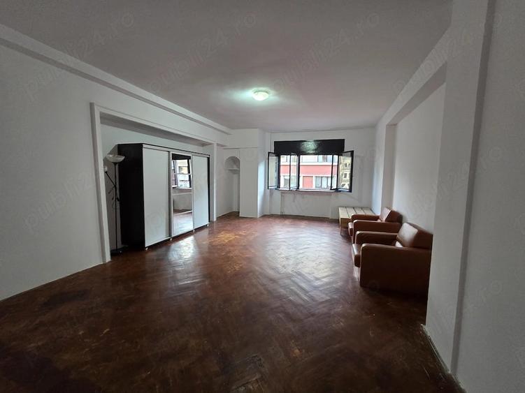 Apartament cu 3 camere decomandat în Calea Victoriei