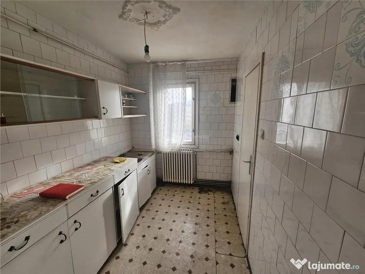 Apartament cu 3 camere semidecomandat în Micro I