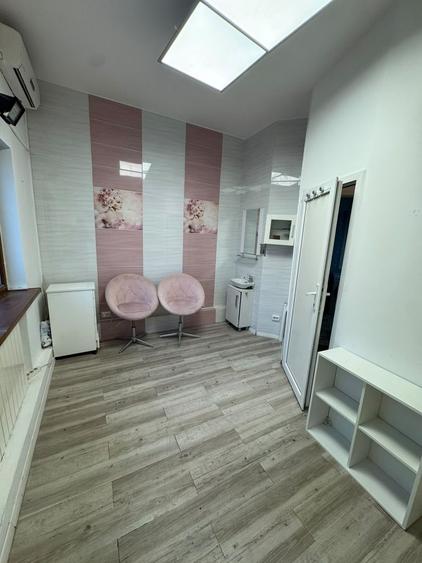 Apartament cu 3 camere semidecomandat în P-ța Victoriei