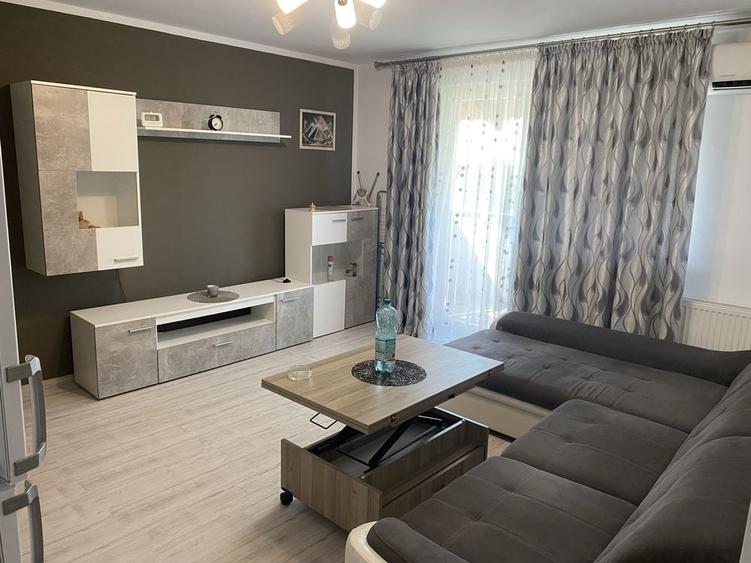 Apartament cu 3 camere semidecomandat în Dâmbovița