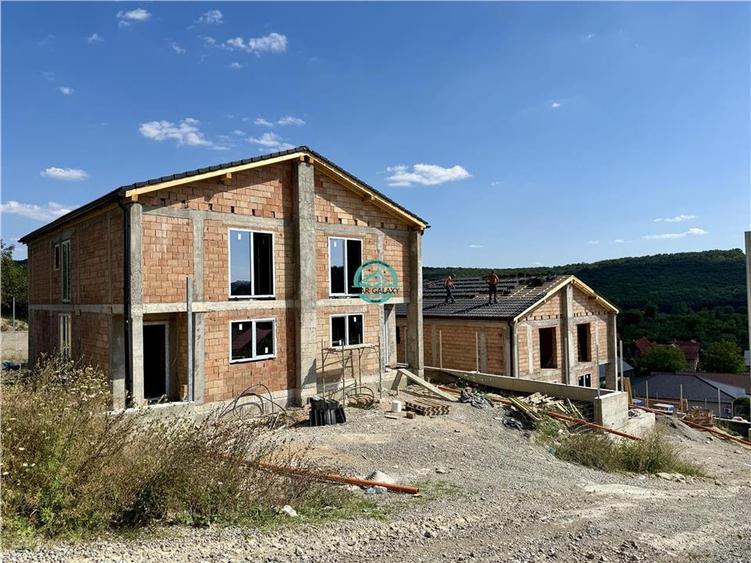 Duplex cu 4 camere cu Canalizare în Corunca