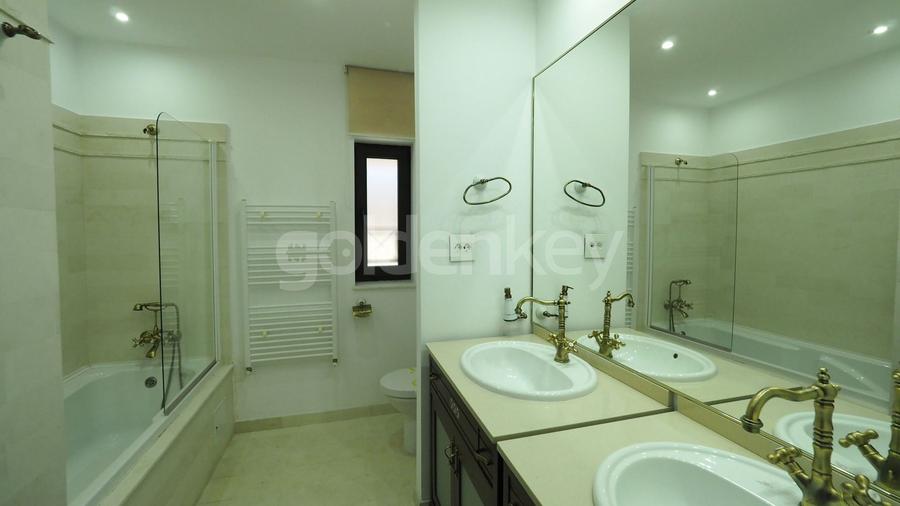 Duplex cu 8 camere cu Canalizare în Iancu Nicolae