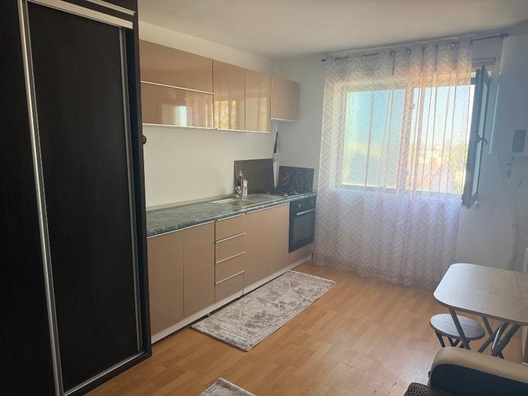 Garsonieră decomandată, mobilată în Far