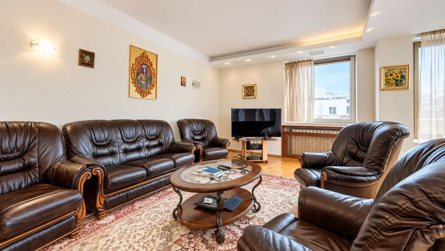 Apartament cu 3 camere decomandat, mobilat în Primăverii