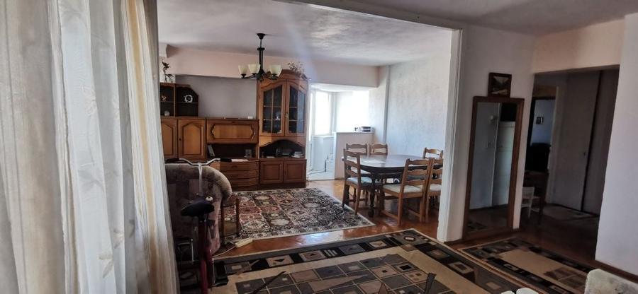 Apartament cu 3 camere decomandat în Exterior Vest