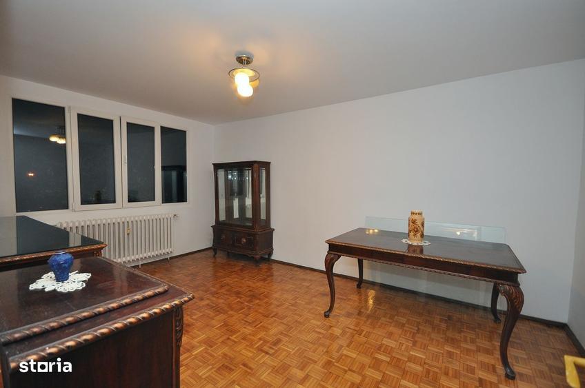 Apartament cu 3 camere decomandat în Drumul Taberei