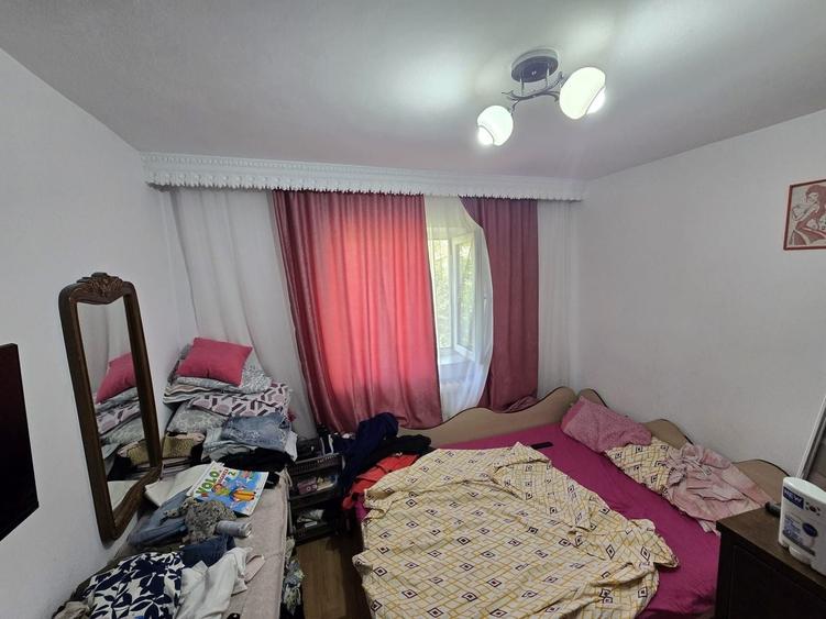 Apartament cu 3 camere semidecomandat, mobilat în Dacia