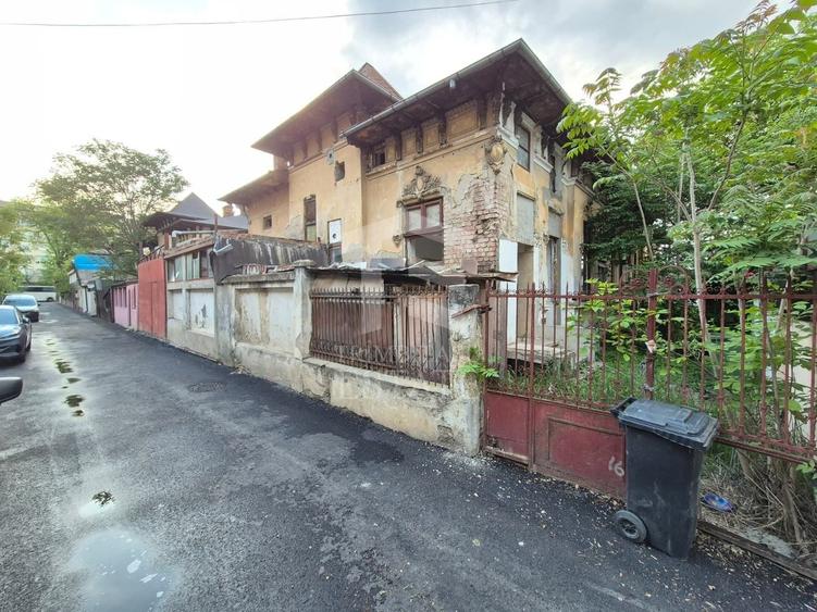 Casă cu 10 camere cu Canalizare în Coșbuc