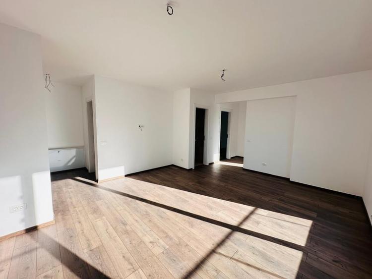 Apartament cu 3 camere semidecomandat în Dămăroaia