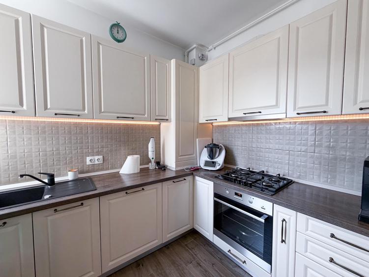 Apartament cu 3 camere decomandat în Tractorul