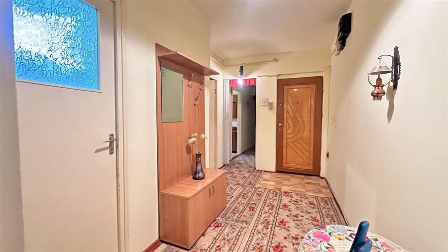 Apartament cu 3 camere decomandat în Astra