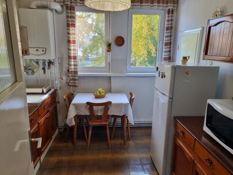 Apartament cu 3 camere decomandat în Calea București