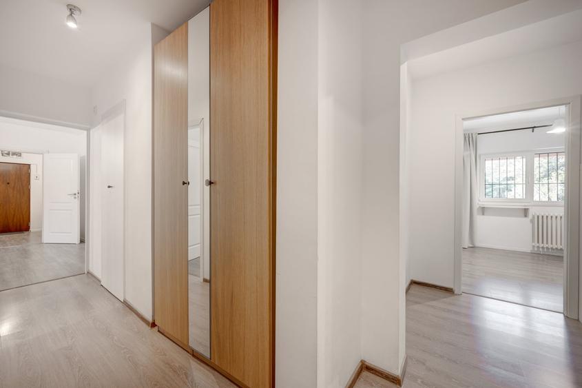 Apartament cu 4 camere semidecomandat în Lacul Tei