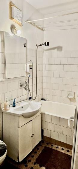 Apartament cu 2 camere semidecomandat în Craiovei