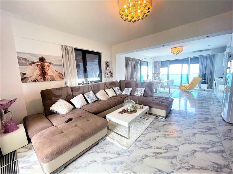 Penthouse cu 3 camere decomandat, mobilat în Central