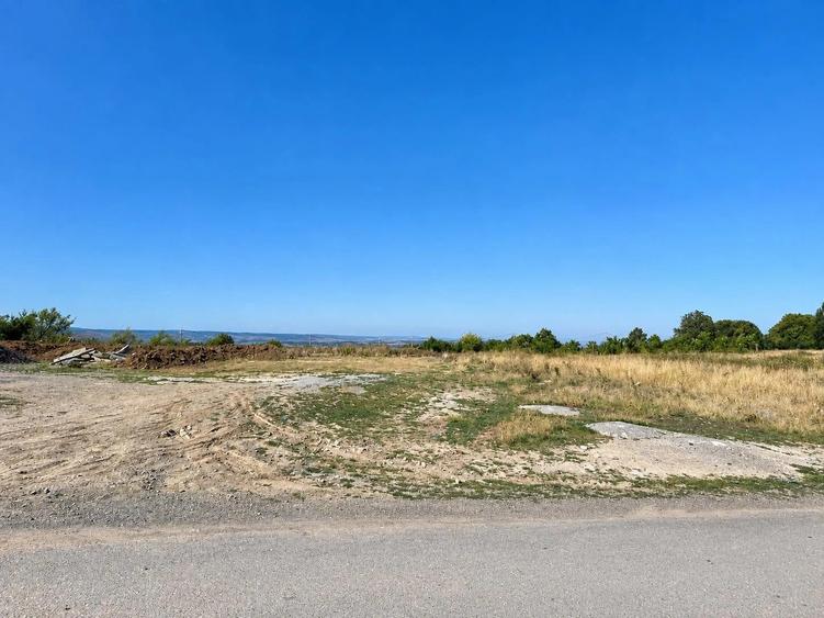 Teren intravilan de 10000 mp, în Bucium