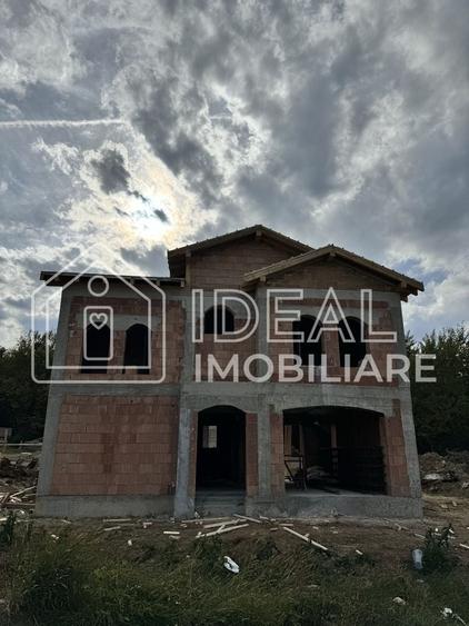 Casă individuală cu 4 camere cu Canalizare în Periferie