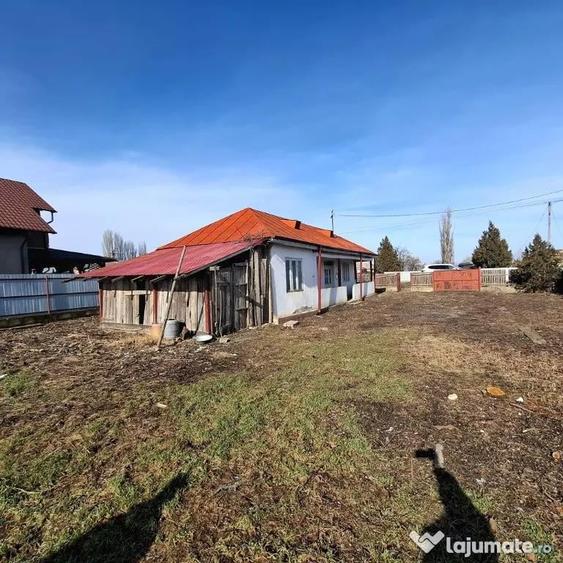 Casă cu 2 camere cu Teren 3860 Mp în Central