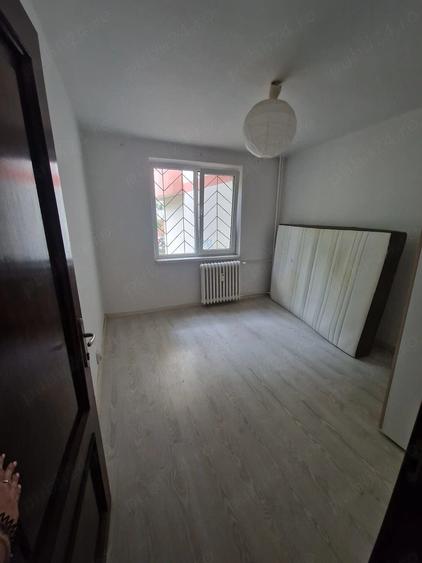 Apartament cu 4 camere semidecomandat în Tei