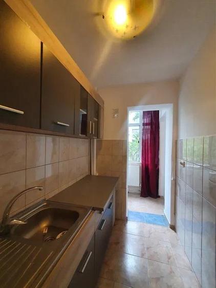 Apartament cu 2 camere semidecomandat, mobilat în Podu Roș