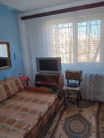 Apartament cu 3 camere semidecomandat în Pieții