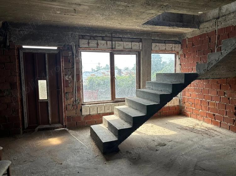 Casă cu 6 camere în Pietroasele