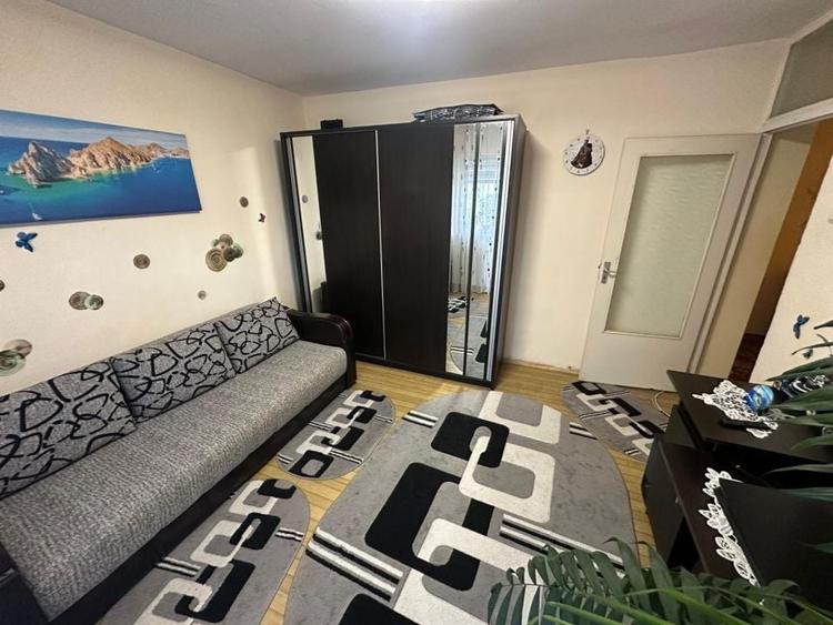 Apartament cu 3 camere decomandat, mobilat în Cornitoiu
